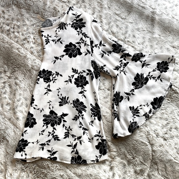 Lime n Chili bell sleeve top. Size Medium. - Picture 7 of 10